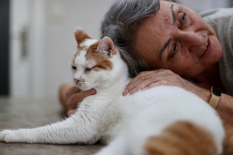 Bedensel engelli emekli öğretmen ile gözleri görmeyen kedisi 