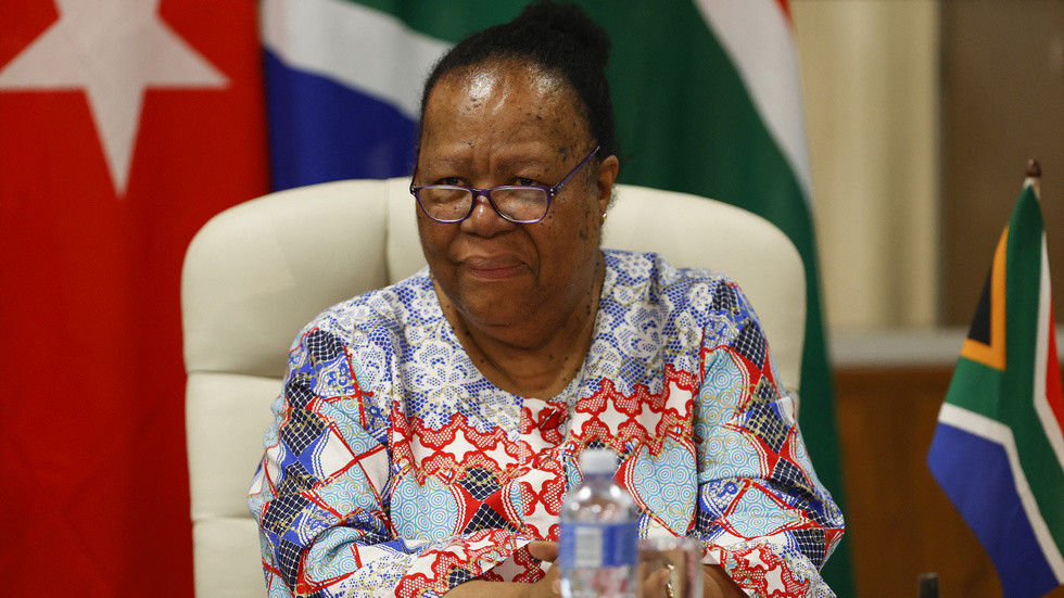 Güney Afrika Dışişleri Bakanı, Lahey’e gidiyor